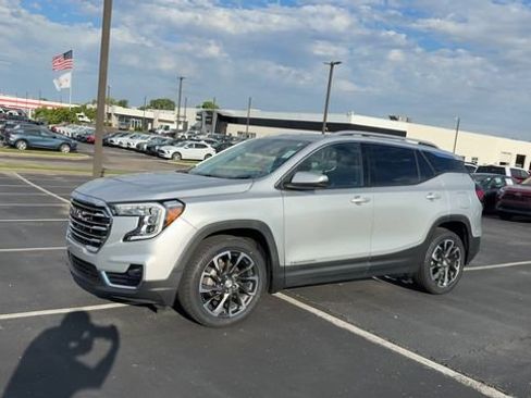 Used 2022 GMC Terrain SLT w/ Infotainment Package II AWD/4WD image 4