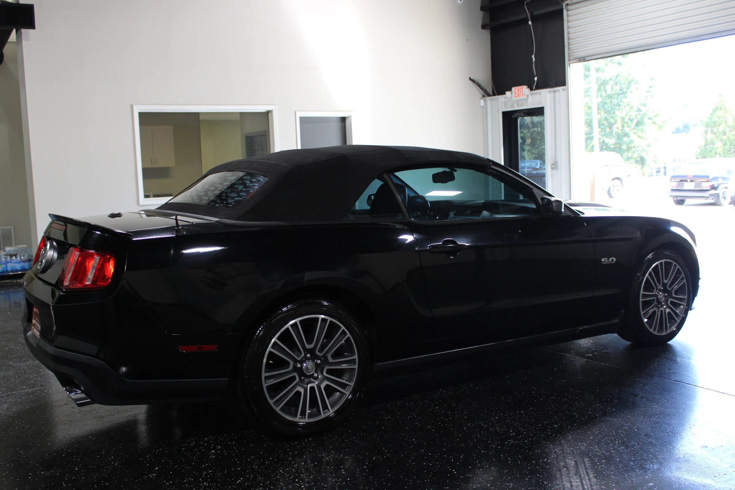 Used 2011 Ford Mustang GT Premium w/ Comfort Pkg RWD image 4