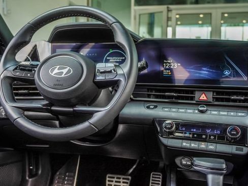 Certified 2025 Hyundai Elantra SEL FWD image 17