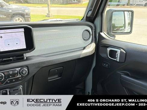 Used 2024 Jeep Wrangler Unlimited AWD/4WD image 25