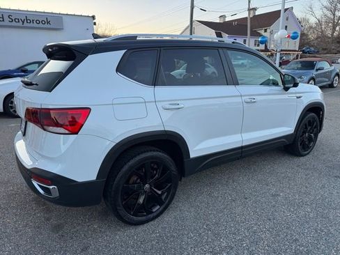 Certified 2024 Volkswagen Taos SE w/ Panoramic Sunroof Package image 5