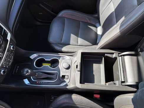 Used 2020 Chevrolet Traverse Premier w/ Redline Edition AWD/4WD image 18