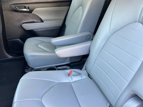 Used 2023 Toyota Highlander XLE FWD image 11