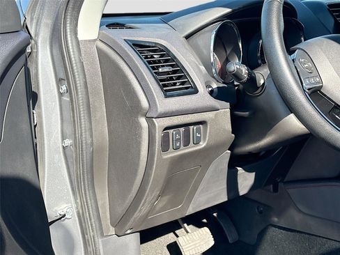 Used 2024 Mitsubishi Outlander Sport SE image 11