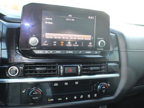 Used 2024 Nissan Pathfinder SV image 16