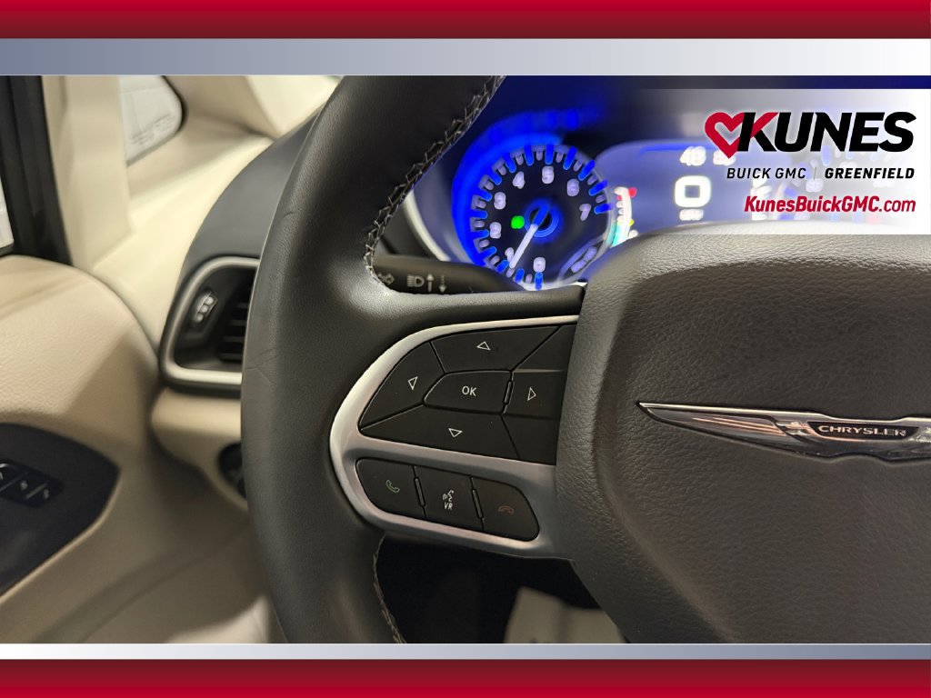 Used 2023 Chrysler Pacifica Touring-L FWD image 17