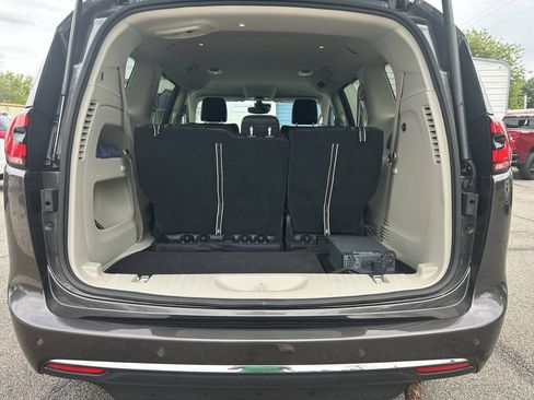 Used 2023 Chrysler Pacifica Touring-L FWD image 10