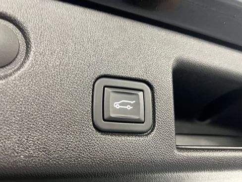 Used 2023 Chevrolet Equinox LT w/ Driver Convenience Package image 18