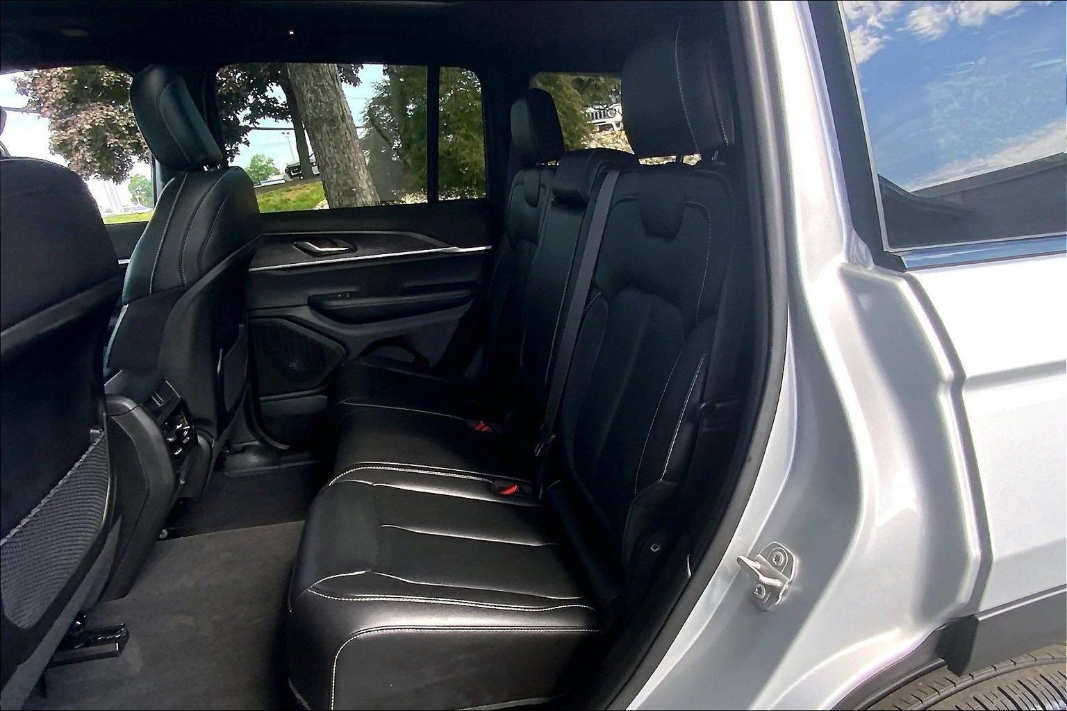 Certified 2025 Jeep Grand Cherokee Limited w/ Black Appearance Package AWD/4WD image 18
