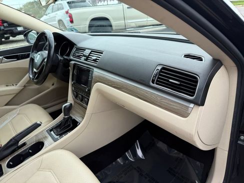 Used 2018 Volkswagen Passat 2.0T SE FWD image 28