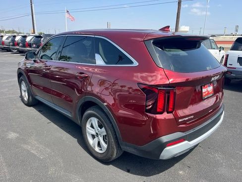 Used 2025 Kia Sorento LX FWD image 4