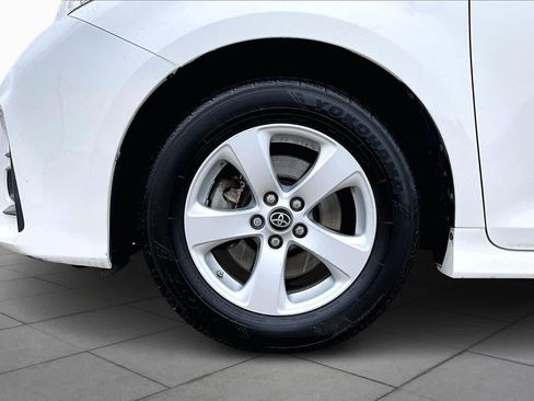 Used 2020 Toyota Sienna L image 9