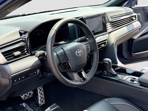 Used 2025 Toyota Camry SE FWD image 4