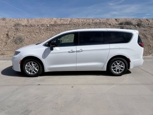 Used 2024 Chrysler Pacifica Touring-L image 5