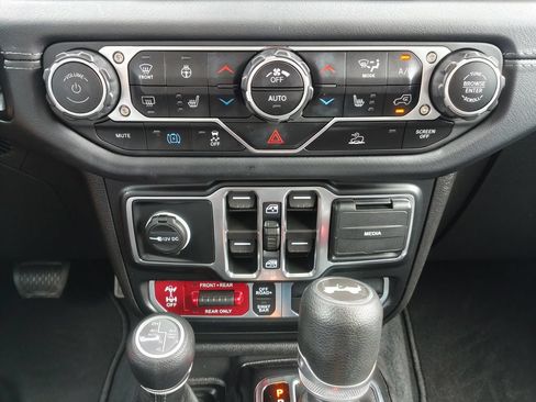 Used 2024 Jeep Wrangler Unlimited Rubicon 4xe w/ Convenience Group AWD/4WD image 4