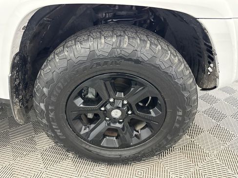 Used 2018 Toyota 4Runner SR5 AWD/4WD image 13