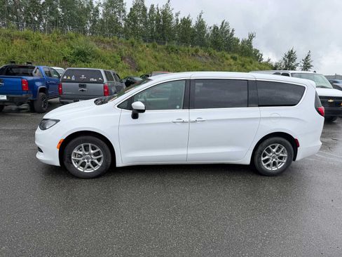 Used 2025 Chrysler Pacifica Limited FWD image 2