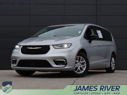 Used 2024 Chrysler Pacifica Touring-L