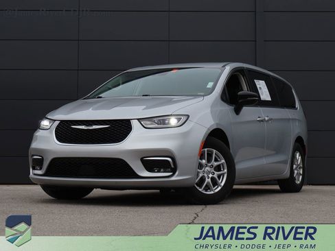 Used 2024 Chrysler Pacifica Touring-L image 1