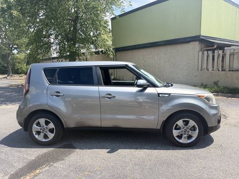 Used 2017 Kia Soul FWD image 4
