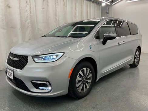 Used 2023 Chrysler Pacifica Limited FWD image 4