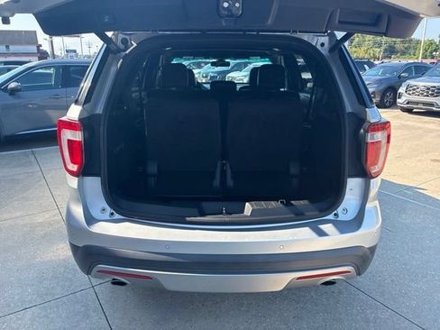 Used 2017 Ford Explorer Limited w/ Equipment Group 301A FWD image 8