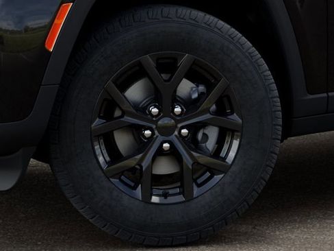 New 2026 Jeep Grand Cherokee Altitude image 9