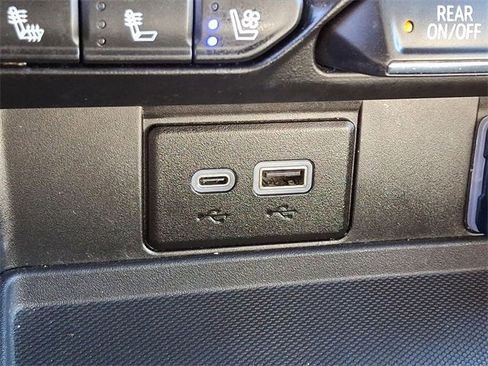 Used 2024 GMC Yukon SLT image 22