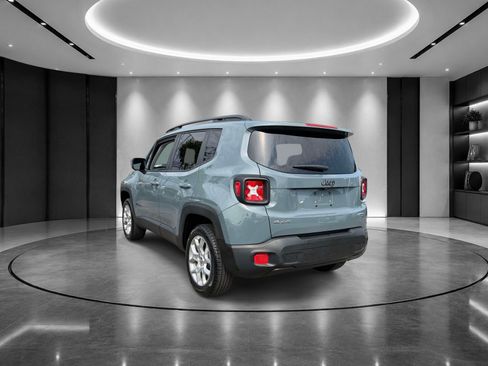 Used 2017 Jeep Renegade Latitude w/ Cold Weather Group AWD/4WD image 3