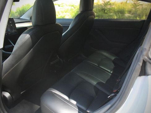 Used 2020 Tesla Model 3 Standard Range RWD image 16