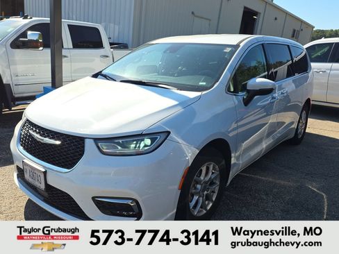 Used 2023 Chrysler Pacifica Touring-L FWD image 3