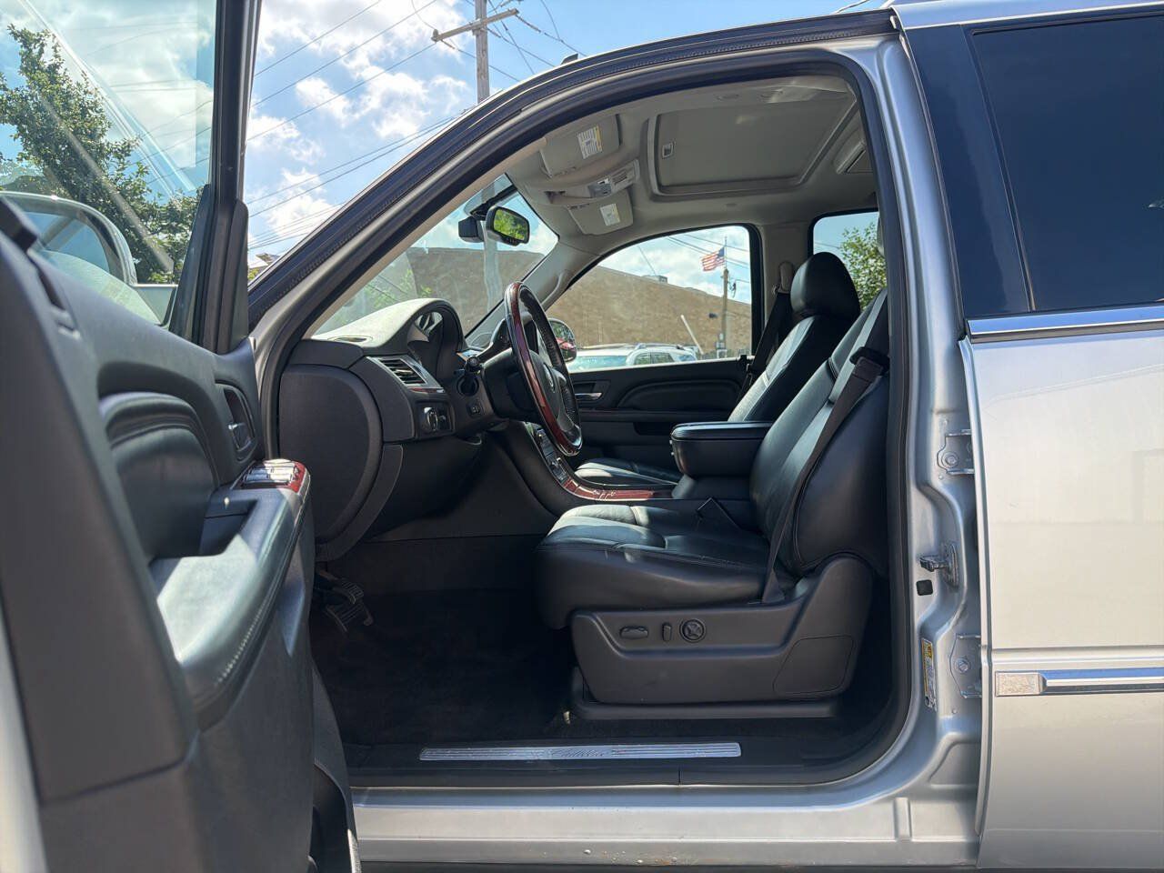 Used 2013 Cadillac Escalade Luxury AWD/4WD image 8