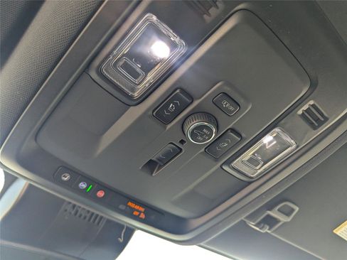 New 2025 Chevrolet Suburban Premier image 25