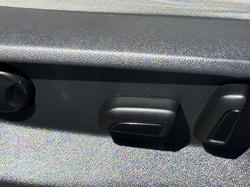 Used 2018 Volkswagen Tiguan SE w/ Panoramic Sunroof Package FWD image 8
