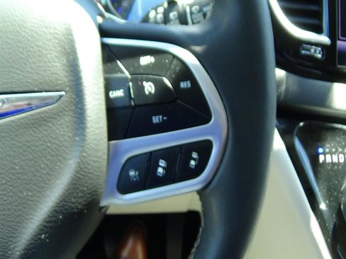 Certified 2024 Chrysler Pacifica Touring-L FWD image 22