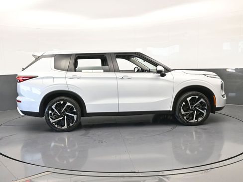 Used 2023 Mitsubishi Outlander SE image 7