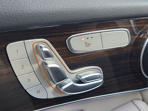 Used 2021 Mercedes-Benz GLC 300 4MATIC image 19