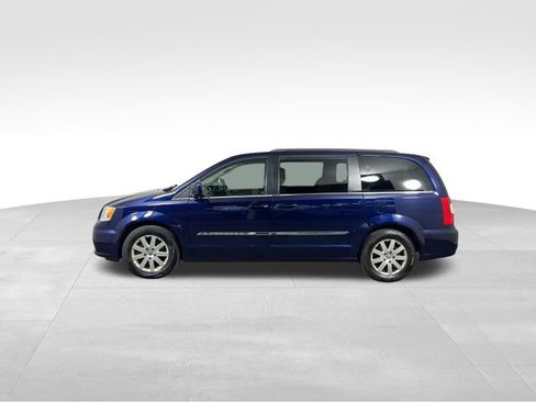 Used 2016 Chrysler Town & Country Touring FWD image 3