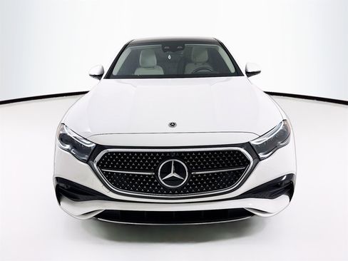 Used 2024 Mercedes-Benz E 350 4MATIC Sedan image 2