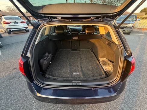 Used 2017 Volkswagen Golf SE image 28