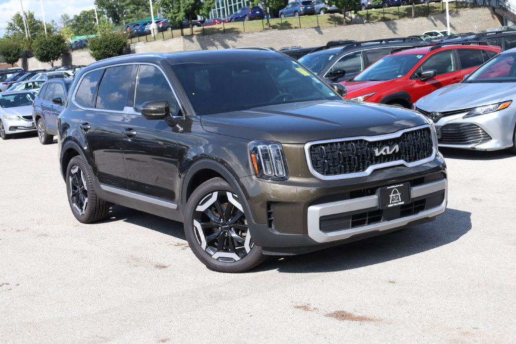 Used 2023 Kia Telluride EX w/ EX Captain's Chair Package AWD/4WD image 2