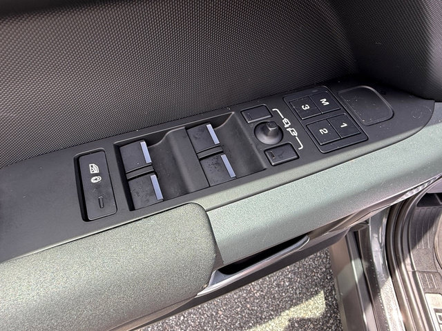 Used 2023 Land Rover Defender 110 X-Dynamic SE AWD/4WD image 12