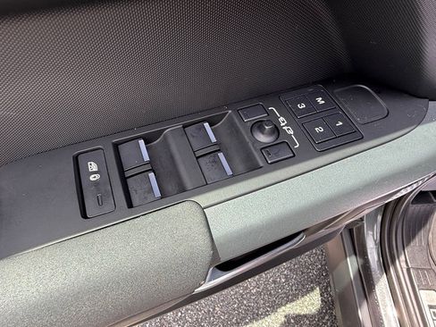 Used 2023 Land Rover Defender 110 X-Dynamic SE AWD/4WD image 12