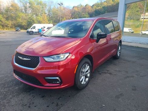 New 2026 Chrysler Pacifica Select image 1