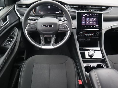 Used 2025 Jeep Grand Cherokee L Laredo image 12