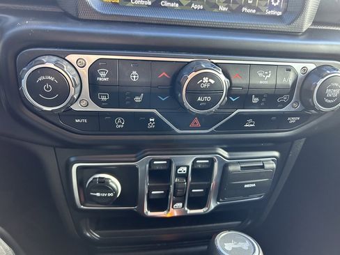 Used 2022 Jeep Wrangler Unlimited Sahara image 23