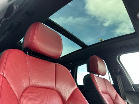 Certified 2024 Porsche Macan image 17