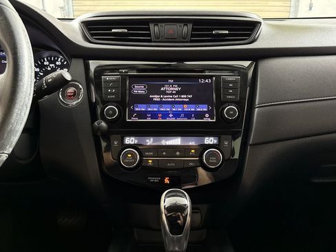 Used 2018 Nissan Rogue SV FWD image 17