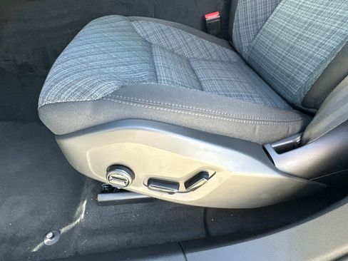 Certified 2025 Volvo XC60 B5 Core w/ Climate Package PRO image 19