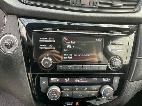 Used 2017 Nissan Rogue SV image 17